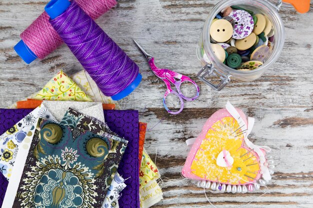 Kolekcja nici i tkanin